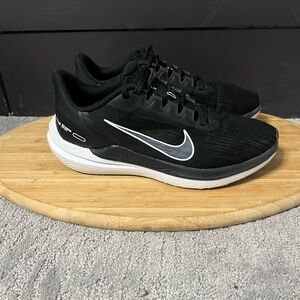 Women’s Nike Winflo 9 running shoes size 9 MAKE OFFERS